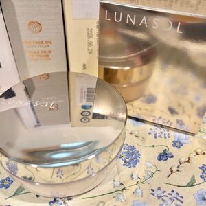 Moving Sales‼️ Lunasol Japanese Airy Lucent Loose Face Setting Powder